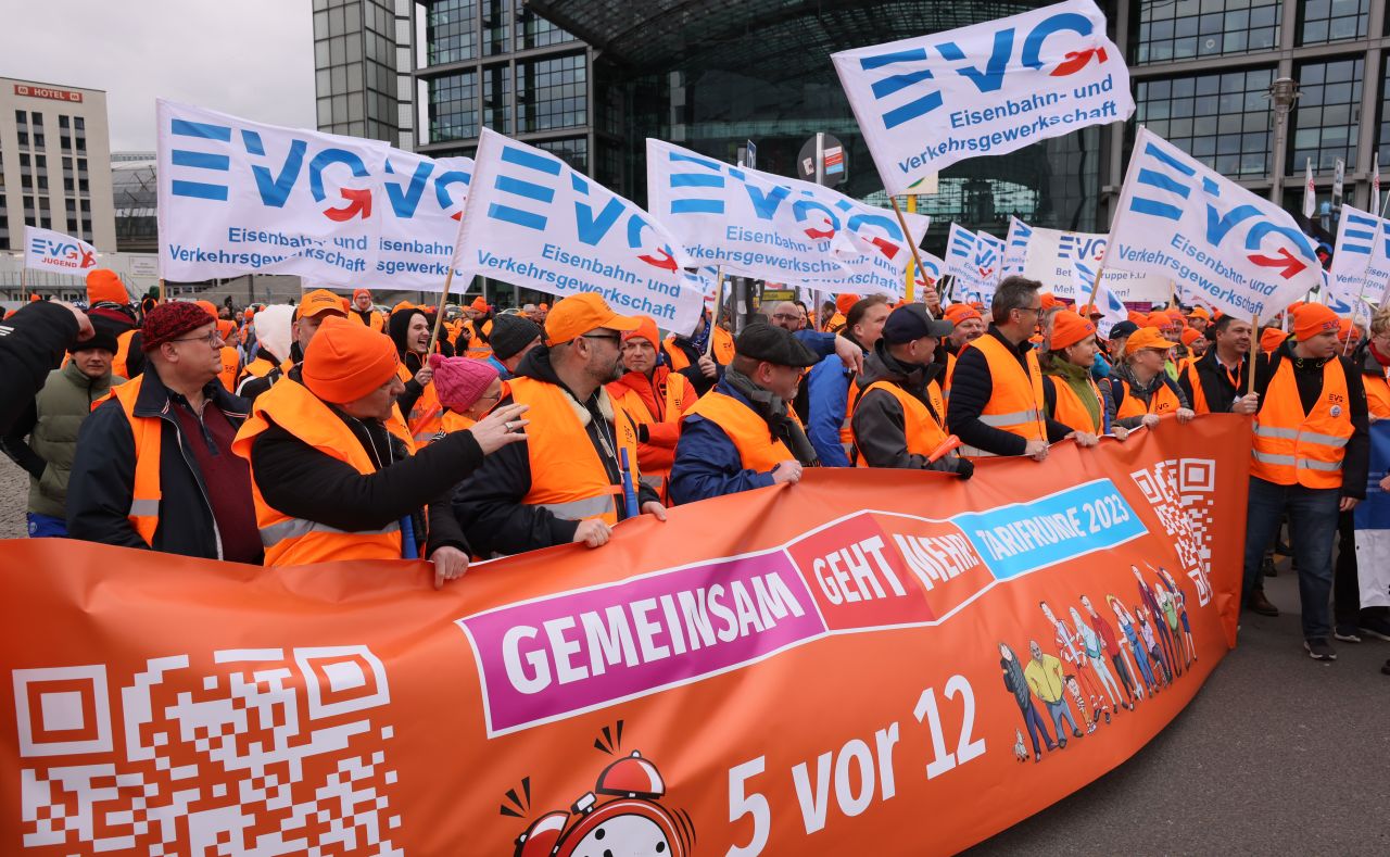 Warnstreik-Demo der EVG